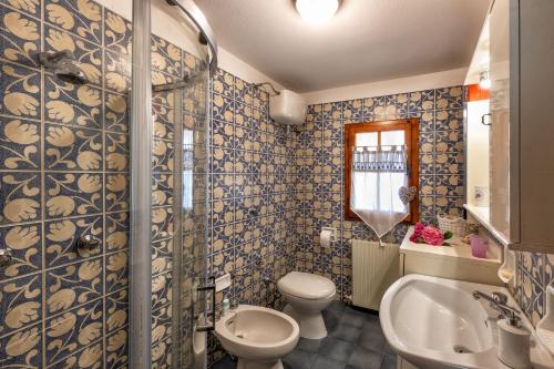 ein Badezimmer mit einem WC, einem Waschbecken und einer Badewanne in der Unterkunft Villa Querceto With Pool e Tennis Private - Happy Rentals in Loro Ciuffenna