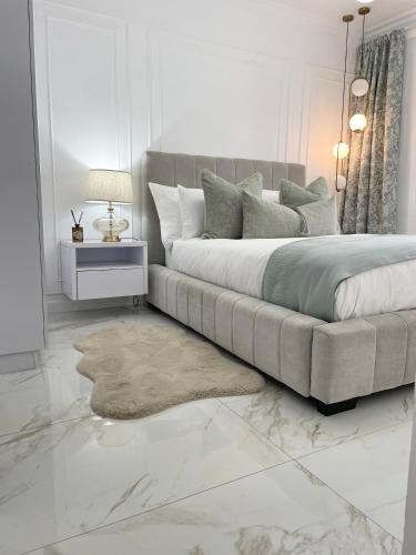 biała sypialnia z łóżkiem i kanapą w obiekcie Private Apartment at Ocean View Villas w mieście Port Edward