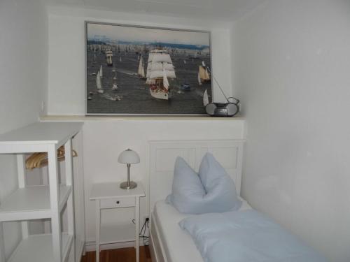 a room with a couch and a picture on the wall at Ferienhaus Urlaub am Meer in Maasholm-Bad