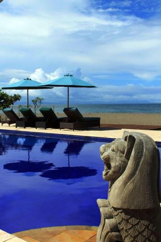 Kolam renang di atau dekat dengan Lombok Beach Hotel