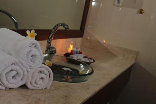 Ett badrum på Lombok Beach Hotel