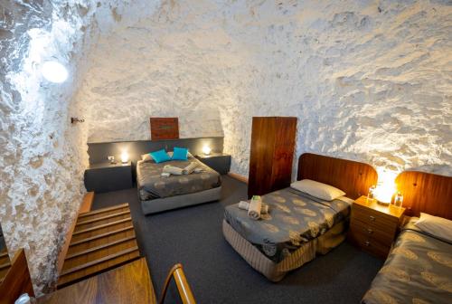 Postel nebo postele na pokoji v ubytování White Cliffs Underground Motel