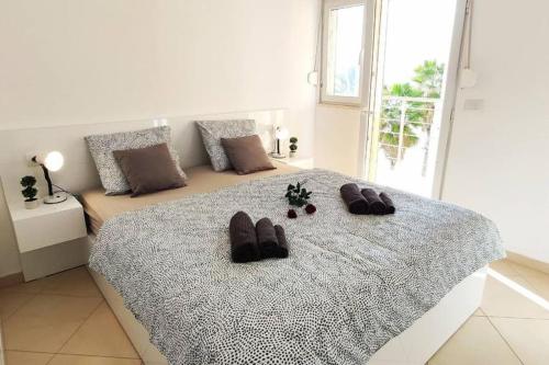 Un dormitorio con una cama grande con dos zapatos. en Apartment Julia, en Durrës