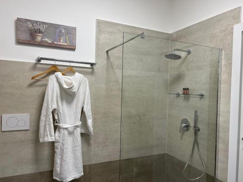 La salle de bains est pourvue d'une douche avec une porte en verre. dans l'établissement Rosanna House, à Monza