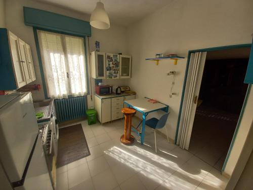 uma pequena cozinha com uma mesa e uma pequena mesa em Console Camprini Rooms & Apartments - Parco Tassinari em Faenza