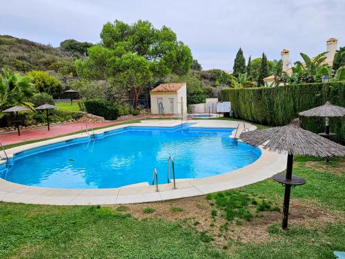 Bazén v ubytovaní Monte Duquesa - 4 bedroom apt, 3 bathrooms close to Port and Beach, communal pool alebo v jeho blízkosti