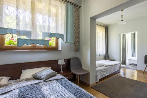 sypialnia z łóżkiem i oknem w obiekcie Pensjonat Pod Długą Polaną w Nowym Targu