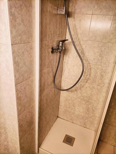 une douche avec pommeau de douche dans une salle de bain dans l'établissement Dream Dwell Paris-two-bedroom flat near Pompidou Centre, à Paris