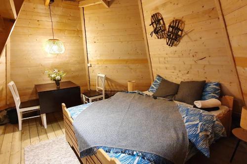 ein Schlafzimmer mit einem Bett und einem Tisch in einem Zimmer in der Unterkunft Active Adventure Base - Apartment & Lavvo, Dagali Fjellpark in Dagali