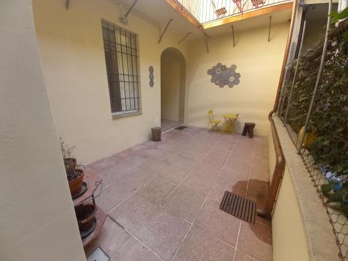 einen Innenhof in einem Haus mit einer Terrasse in der Unterkunft Faenza Apartments by Console Camprini Estates srl in Faenza