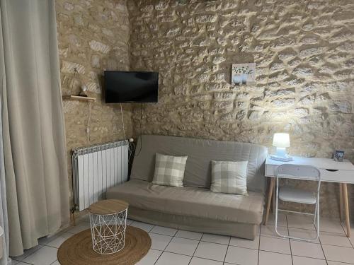 sala de estar con sofá y mesa en Pont du Gard,appartement à Castillon du Gard, en Castillon-du-Gard