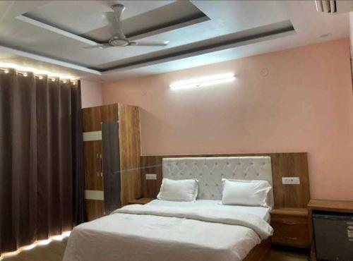 Llit o llits en una habitació de OYO Flagship Hotel Devansh Inn