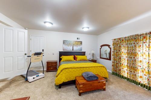 1 dormitorio con cama y colcha amarilla en Robinhood Casita, en Grass Valley