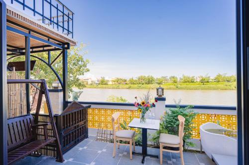 Balkoni atau teres di Moon River House