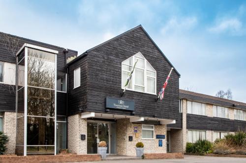 Un edificio nero con una bandiera sopra di Tiverton Hotel Lounge & Venue formally Best Western a Tiverton