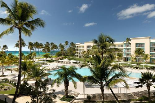 - une vue sur un complexe avec des palmiers et une piscine dans l'établissement The Westin Puntacana Resort & Club, à Punta Cana