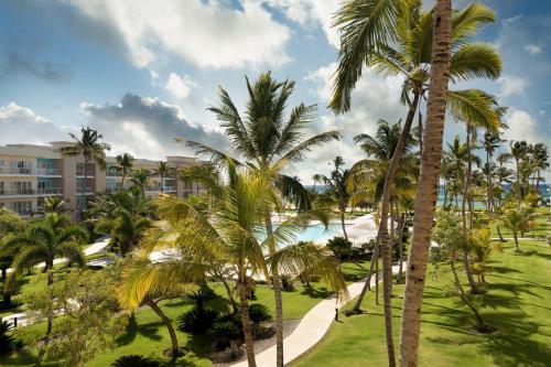 uitzicht op een resort met palmbomen bij The Westin Puntacana Resort in Punta Cana