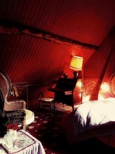 Ένα ή περισσότερα κρεβάτια σε δωμάτιο στο La petite maison des grès