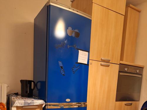 バーリにあるMichelle Apartmentの青い冷蔵庫