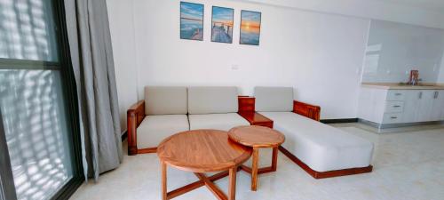 uma sala de estar com um sofá branco e uma mesa em Ocean Breeze Apartment em Nadi