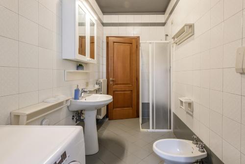 La salle de bains est pourvue d'un lavabo, de toilettes et d'une douche. dans l'établissement [Heart of Lucca] Style whitin the walls, à Lucques