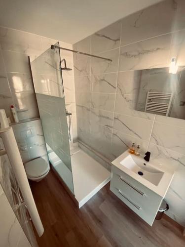 a white bathroom with a sink and a shower at Studio lumineux avec casier à ski in Villard-de-Lans