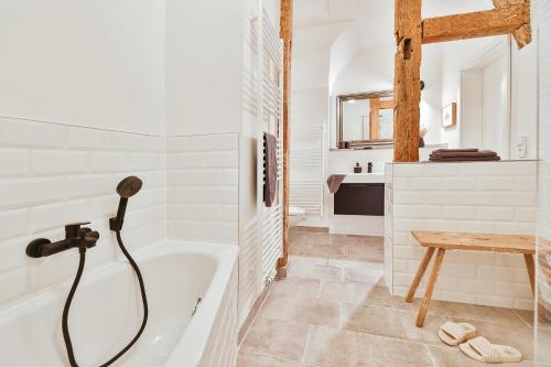 a bathroom with a bath tub and a sink at Villa am Mägdebrunnen in Stralsund