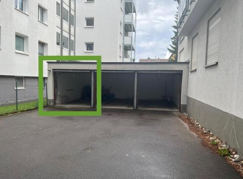 eine offene Garage mit einem grünen Platz in der Mitte in der Unterkunft Helles Maisonette-Apartment am Aalener Stadtpark in Aalen
