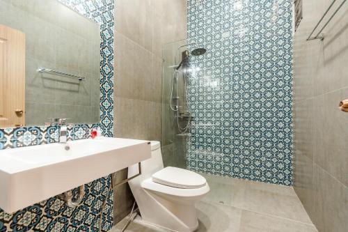 uma casa de banho com um WC, um lavatório e um chuveiro em PP POOL VILLA @ CHA-AM (ทรัพย์เพิ่มพูนพูลวิลล่า) em Ban Hup Kaphong