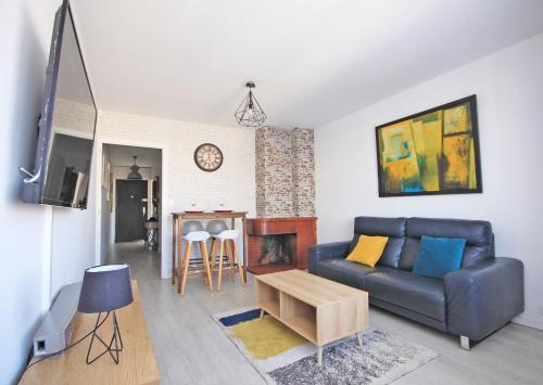 - un salon avec un canapé et une table dans l'établissement Appartement Centre Perpignan 3 pièces 70m2 Avec Climatisation, à Perpignan