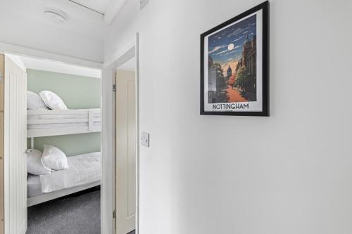 Habitación con 2 literas y una foto en la pared. en Comfortable 2 Bedroom Home with Secure Parking, en Nottingham