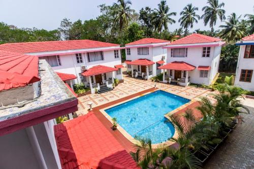 uma vista aérea de um resort com uma piscina em Perfect Stay Villa and apartment em Vagator