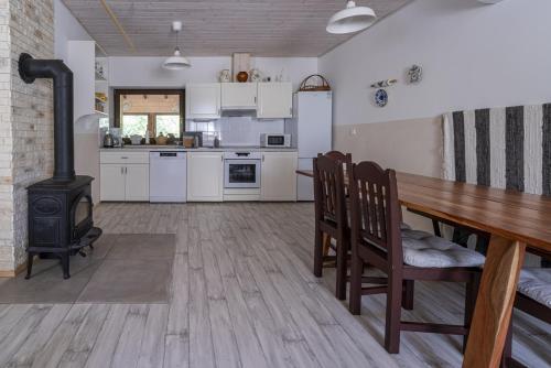 eine Küche mit einem Holztisch und einem Herd in der Unterkunft Žlutý dům - chalupa Krušné hory in Český Jiřetín