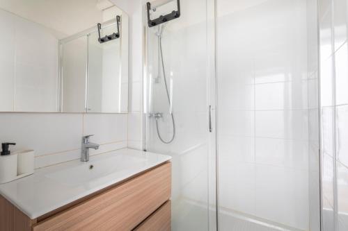 une salle de bain avec un lavabo et une douche dans l'établissement Studio place cardeurs, à Aix-en-Provence
