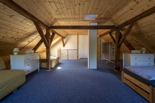 Cette chambre dispose de deux lits et d'un plafond en bois. dans l'établissement Žlutý dům - chalupa Krušné hory, à Český Jiřetín