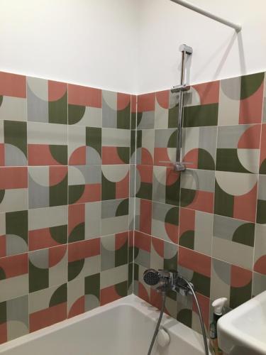 une salle de bain avec douche et lavabo dans l'établissement Vincennes,un nid cosy frais et paisible, à Vincennes