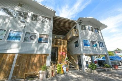 um edifício de apartamentos com uma escada e uma varanda em Guld Drive House #54599 Home em Holmes Beach