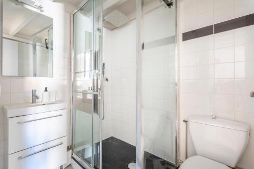 une salle de bain avec toilettes et douche en verre dans l'établissement Studio cosy place de la mairie, à Aix-en-Provence