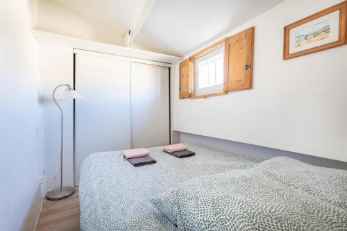 une chambre avec un lit avec deux serviettes dessus dans l'établissement Studio cosy place de la mairie, à Aix-en-Provence