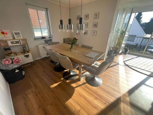 un soggiorno con tavolo e sedie in legno di Moderne Wohnung in City Nähe a Mörfelden-Walldorf