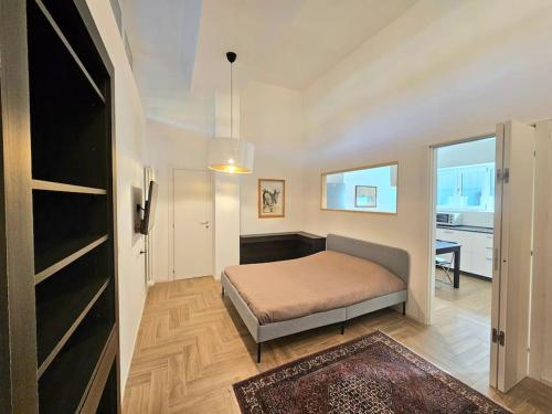 een slaapkamer met een bed in een kamer bij Grazioso bilocale ristrutturato vicino alla Stazione/metro in Milaan