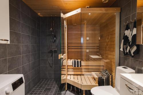 e bagno con doccia, servizi igienici e lavandino. di Holiday in Lapland - Ylläs Polar Charm B a Ylläs