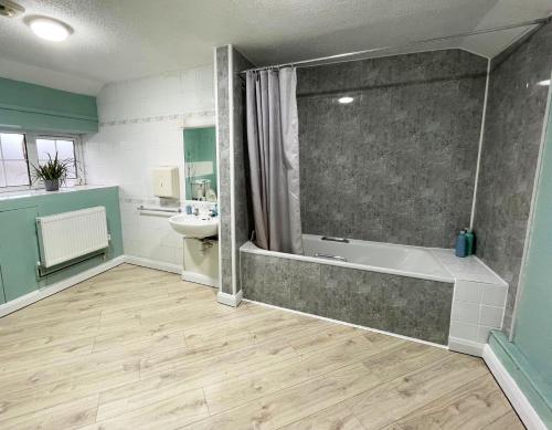 uma casa de banho com uma banheira, um WC e um lavatório. em Alder Cottage em Tiverton