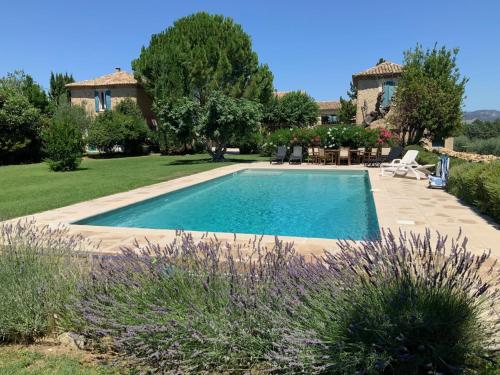 une piscine dans une cour avec une maison dans l'établissement Auberge de Mazan, à Mazan