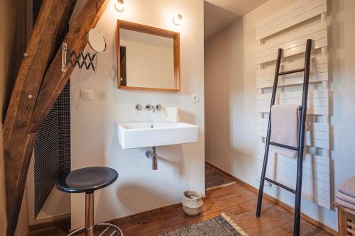 uma casa de banho com um lavatório, um espelho e uma escada em Maison d'architecte - piscine & court de padel privés + vue à 360° 