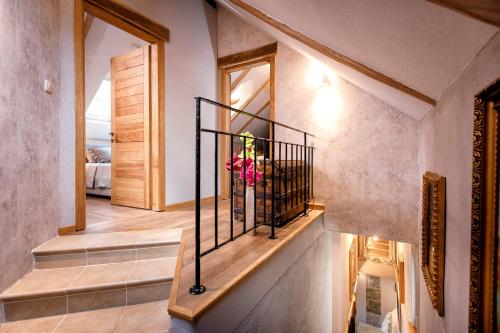 Cette chambre dispose d'un escalier avec un vase sur une étagère. dans l'établissement Magical Hvar Villa 5 Bedrooms Villa Aurelia Beautiful Views and Outdoor Jacuzzi, à Hvar