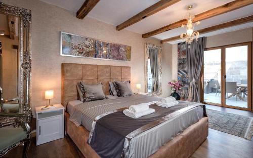 - une chambre avec un grand lit et 2 serviettes dans l'établissement Magical Hvar Villa 5 Bedrooms Villa Aurelia Beautiful Views and Outdoor Jacuzzi, à Hvar