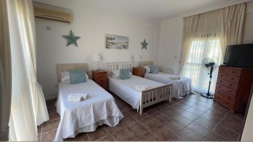 um quarto com duas camas e estrelas na parede em Stunning Private Villa - Beautiful Gardens & Pool em Lapithos
