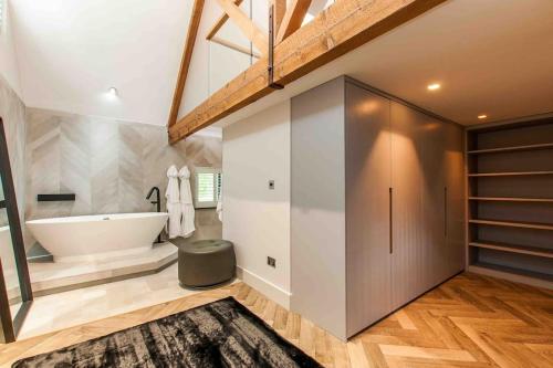 Ένα μπάνιο στο Luxury, Modern barn with hot tub