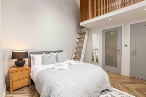 Ένα ή περισσότερα κρεβάτια σε δωμάτιο στο Luxury, Modern barn with hot tub